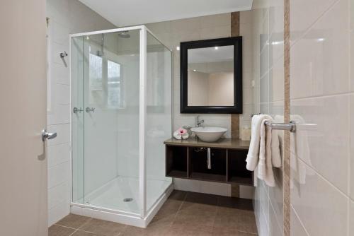 A bathroom at Broad Leaf Villas