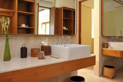 Ein Badezimmer in der Unterkunft Komaneka at Keramas Beach