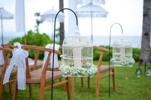 Ein Garten an der Unterkunft Komaneka at Keramas Beach