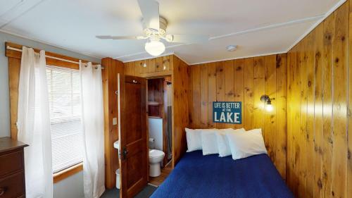 Un pat sau paturi într-o cameră la The Lakeview Inn & Cottages