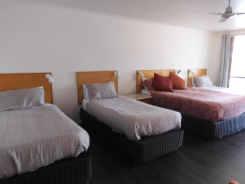 Katil atau katil-katil dalam bilik di Dalby Parkview Motel