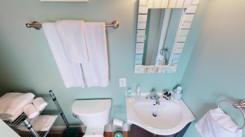 La salle de bains est pourvue d'un lavabo, de toilettes et d'un miroir. dans l'établissement The Lakeview Inn & Cottages, à Weirs Beach