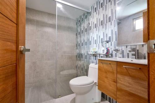 La salle de bains est pourvue de toilettes et d'un lavabo. dans l'établissement Brand New Harmony Apartment with Pool, Gym and Spa in La Julia, à Saint-Domingue