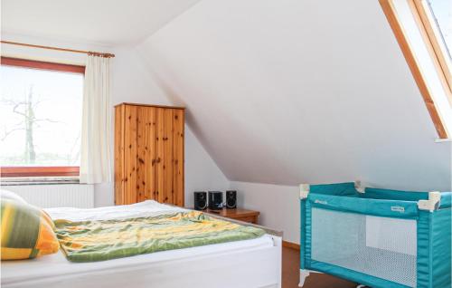 Katil atau katil-katil dalam bilik di Cozy Apartment In Wurster Nordseeküste