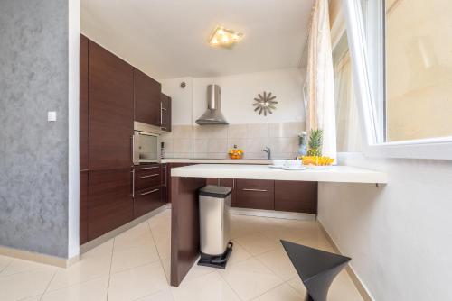 Kuchyňa alebo kuchynka v ubytovaní Marina Yacht Apartment
