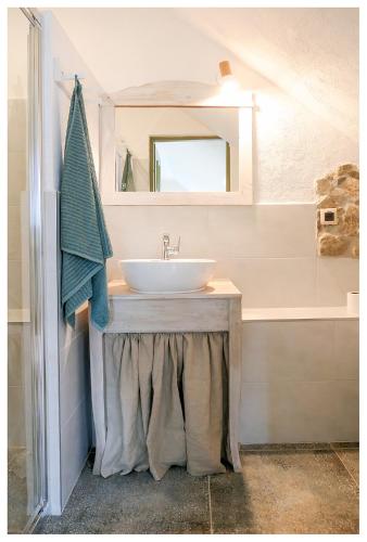 a bathroom with a sink and a mirror at Kozy i Róże in Ołdrzychowice Kłodzkie