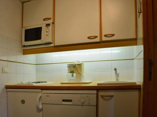 Appartement Bellentre, 1 pièce, 4 personnes - FR-1-329-22にあるキッチンまたは簡易キッチン