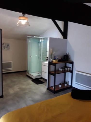 une pièce vide avec une porte en verre dans une pièce dans l'établissement La chambre d'à côté, à Doulezon