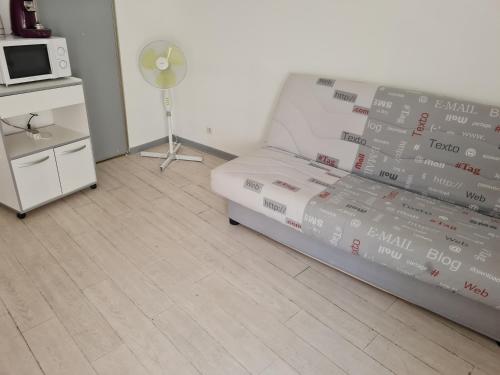 studio intra-muros meublé