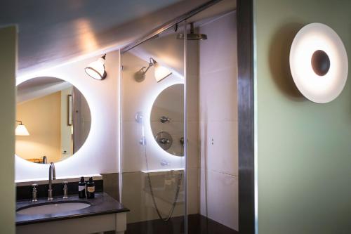 une salle de bain avec un lavabo et un miroir dans l'établissement L'Auberge Basque-Relais & Châteaux, à Saint-Pée-sur-Nivelle