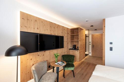 a bedroom with a bed and a tv on a wall at Urbanhof in Sölden