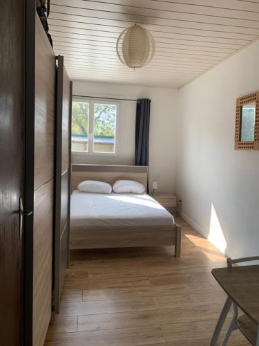 een slaapkamer met een bed en een raam bij Gite du canal in Boismont