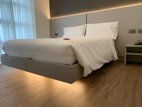 Un ou plusieurs lits dans un hébergement de l'établissement Fly Bike Hotel