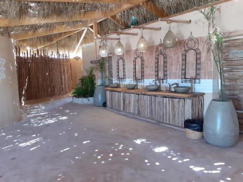 米茨佩·拉蒙的住宿－Manduma - מנד'ומה אירוח מדברי，一间在房间内配有三个盥洗盆的浴室