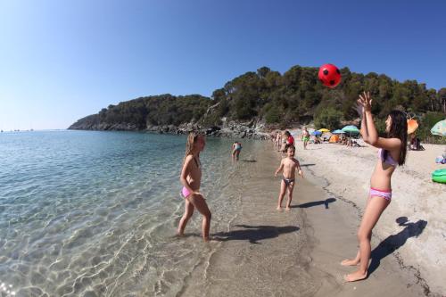 
a crowd of people playing frisbee on a beach at Hotel Lo Scirocco in Campo nell'Elba
