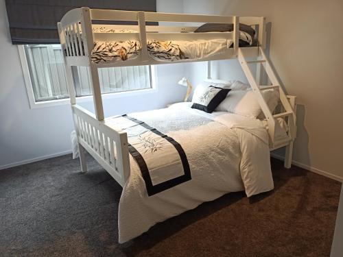 Richmond, Nelson 3brm New Home tesisinde bir ranza yatağı veya ranza yatakları