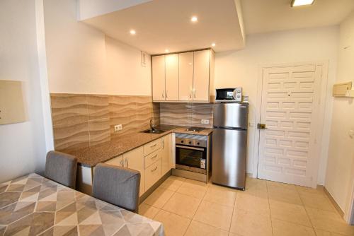 BENAL BEACH Superb Beach front 1 Bedroom Apartment, Sleeps 5