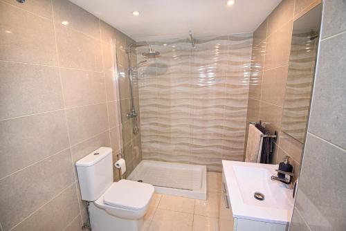 BENAL BEACH Superb Beach front 1 Bedroom Apartment, Sleeps 5