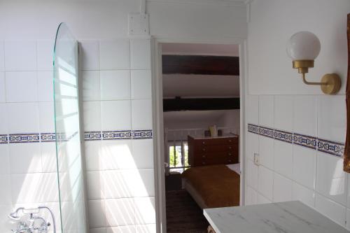 une salle de bain avec une porte menant à une chambre dans l'établissement SUPERBE DUPLEX avec Vue imprenable sur le VIEUX PORT, à Marseille