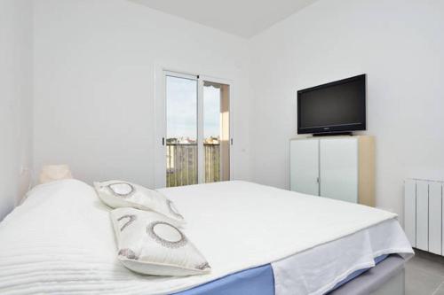 Postel nebo postele na pokoji v ubytování COSY WELL SITUED APARTMENT WITH SEA VIEW