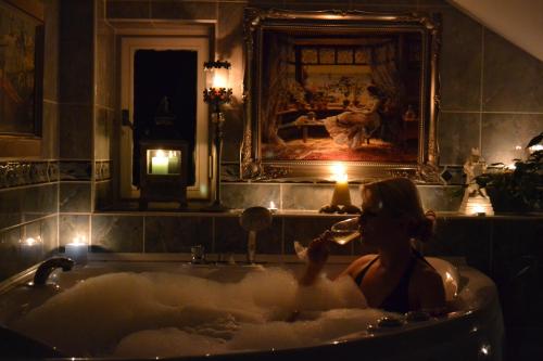 Uma mulher está numa banheira cheia de bolhas. em U Zlate Brany Cesky raj em Libuň
