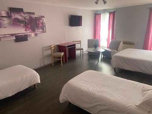 Una cama o camas en una habitación de Hotel Le Sully