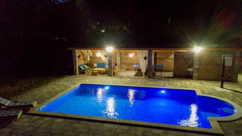  Holiday Home Faruk -  Room  picture :   Tea/Coffee maker    Shower    TV                           