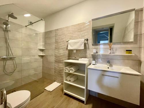 y baño con lavabo y ducha. en Ida Apartments en Dubrovnik