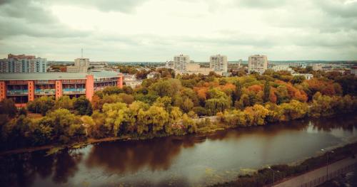 una vista aérea de una ciudad con un río en Apart Lux Loft, en Sumy