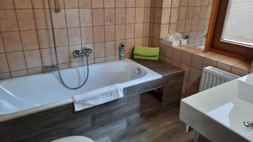 Koupelna v ubytování Gästehaus Almrausch, Ferienanlage mit Pool