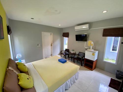 a hotel room with a bed and a dining room at Huen Vasana Chiang Dao in Chiang Dao