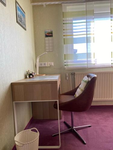 a desk and a chair in a room at Ferienwohnung Paulina in Braunschweig