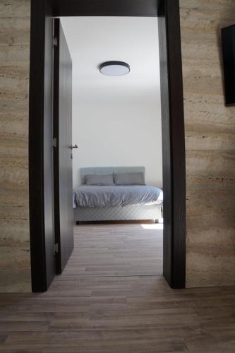 Ένα ή περισσότερα κρεβάτια σε δωμάτιο στο Lux Apartman Bogosavljevic