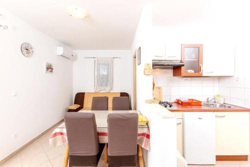 Kuchyňa alebo kuchynka v ubytovaní Apartment in Slatine with sea view, balcony, air conditioning, Wi-Fi (4784-1)