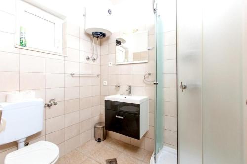 Kúpeľňa v ubytovaní Apartment in Slatine with sea view, balcony, air conditioning, Wi-Fi (4784-1)