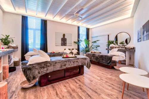 Cama ou camas em um quarto em Belfry & Spa by Ligne St Barth