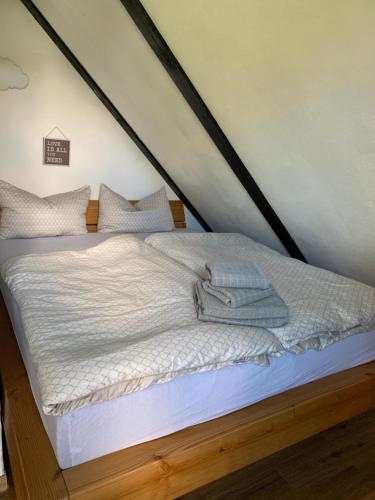 Ein Bett oder Betten in einem Zimmer der Unterkunft SEA Office - Modernes Ferienhaus mit tollem Seeblick