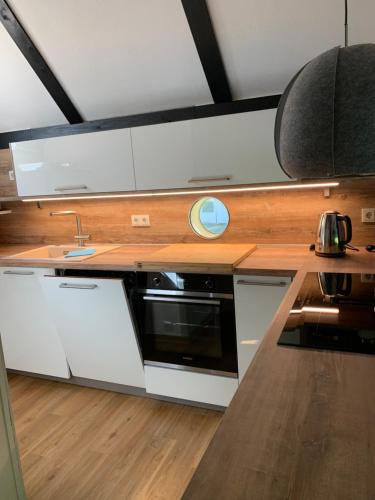 Küche/Küchenzeile in der Unterkunft SEA Office - Modernes Ferienhaus mit tollem Seeblick