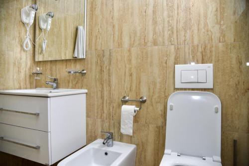 een badkamer met een wit toilet en een wastafel bij Vila Duro in Golem