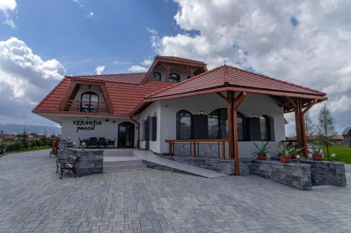 a small white house with a red roof at Veranda Panzio in Remetea