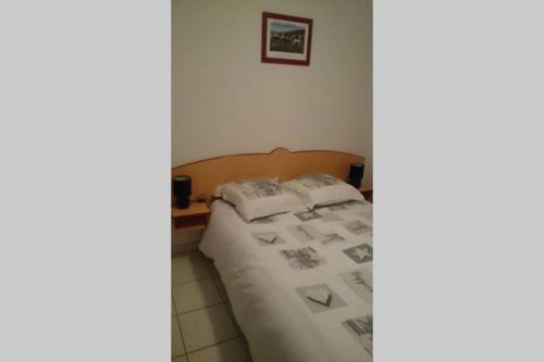 Tempat tidur dalam kamar di Appart T2 Village vacance 3 étoiles St Geniez d'Olt 2 piscines chauffées