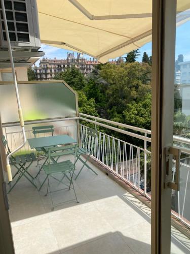 Palmiers plage,vue mer,veranda,balcon,parking,clime