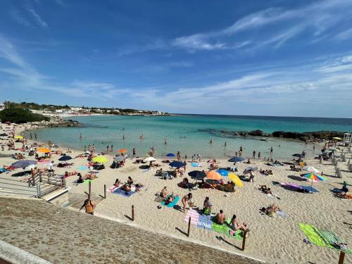 a group of people on a beach with the ocean at B&B Puglia d'aMare in Lizzano