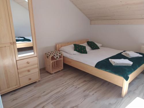 Ein Bett oder Betten in einem Zimmer der Unterkunft Noclegi przy Skawie
