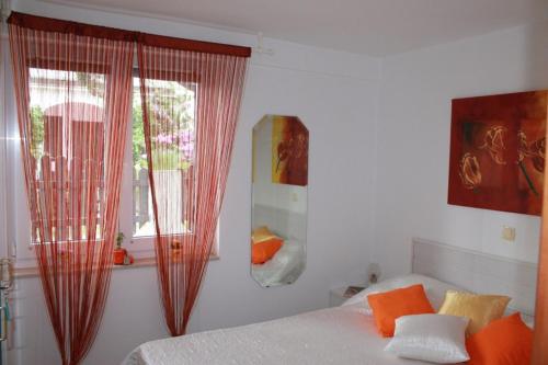 Postel nebo postele na pokoji v ubytování Ferienwohnung in Sabunike mit Terrasse, Klimaanlage, W-LAN (231-2)