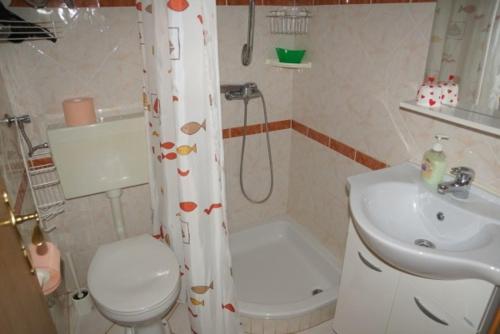 y baño con aseo, lavabo y ducha. en Ferienwohnung in Sabunike mit Terrasse, Klimaanlage, W-LAN (231-2), en Privlaka