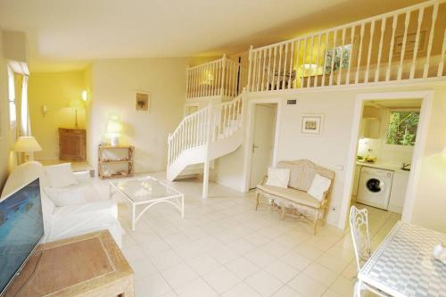 Et opholdsområde på AMAZING SEA VIEW APARTMENT with Private Close Parking