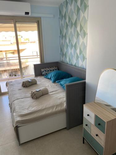 une chambre avec un lit avec deux oreillers dessus dans l'établissement Appartement rooftop, première ligne, vue mer, 50m de plage du Midi, à Cannes