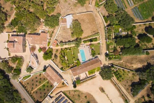 an overhead view of a house with a yard at Agroturismo Rafal Rubí in Alaior
