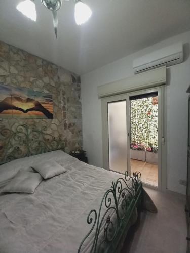 سرير أو أسرّة في غرفة في Happy House Casa Vacanza